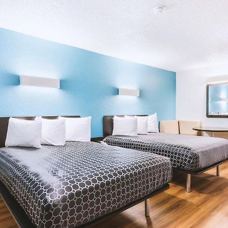 Sky Palace Inn & Suites By Jasper Beeville Bagian luar foto