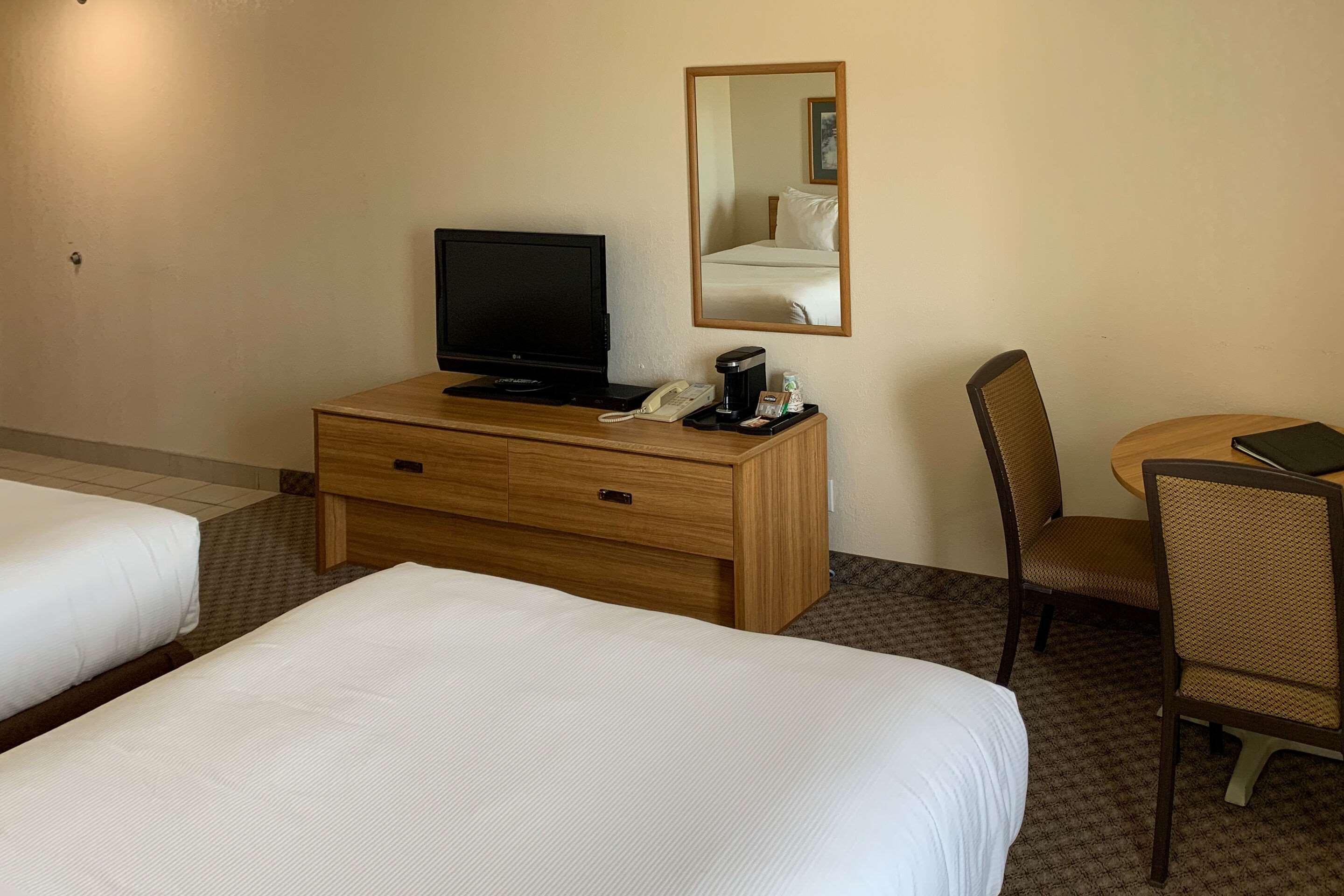 Sky Palace Inn & Suites By Jasper Beeville Bagian luar foto