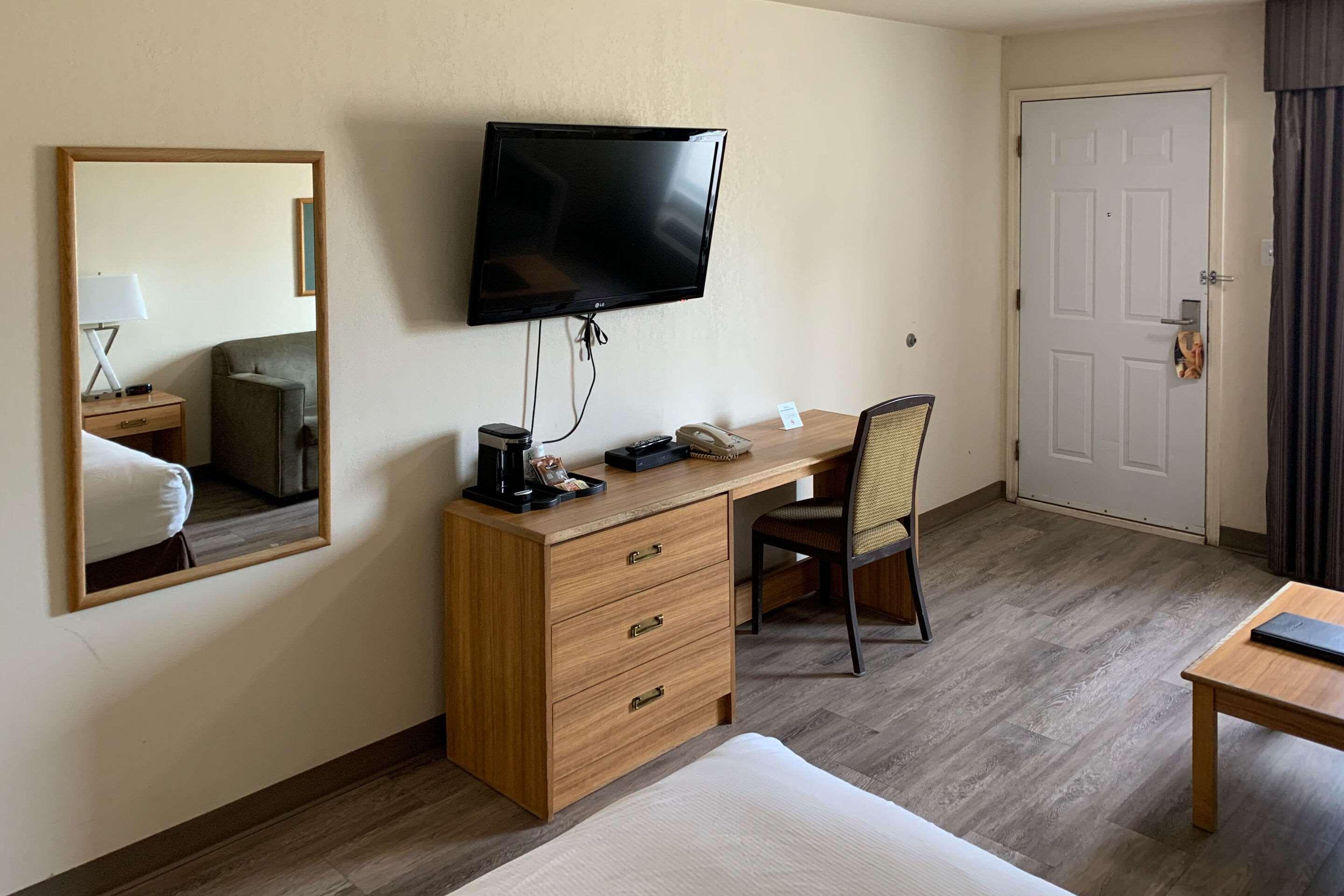Sky Palace Inn & Suites By Jasper Beeville Bagian luar foto