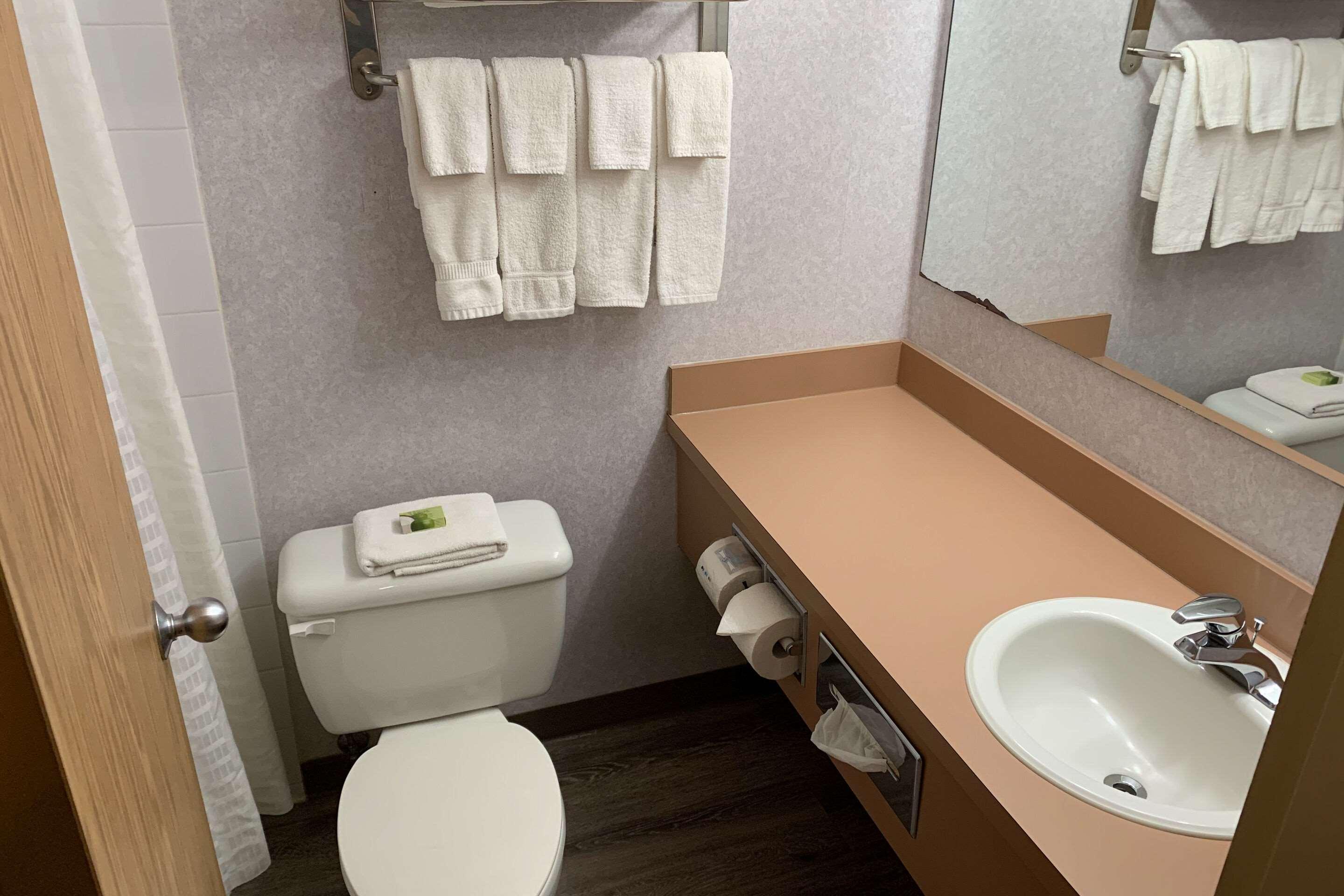 Sky Palace Inn & Suites By Jasper Beeville Bagian luar foto