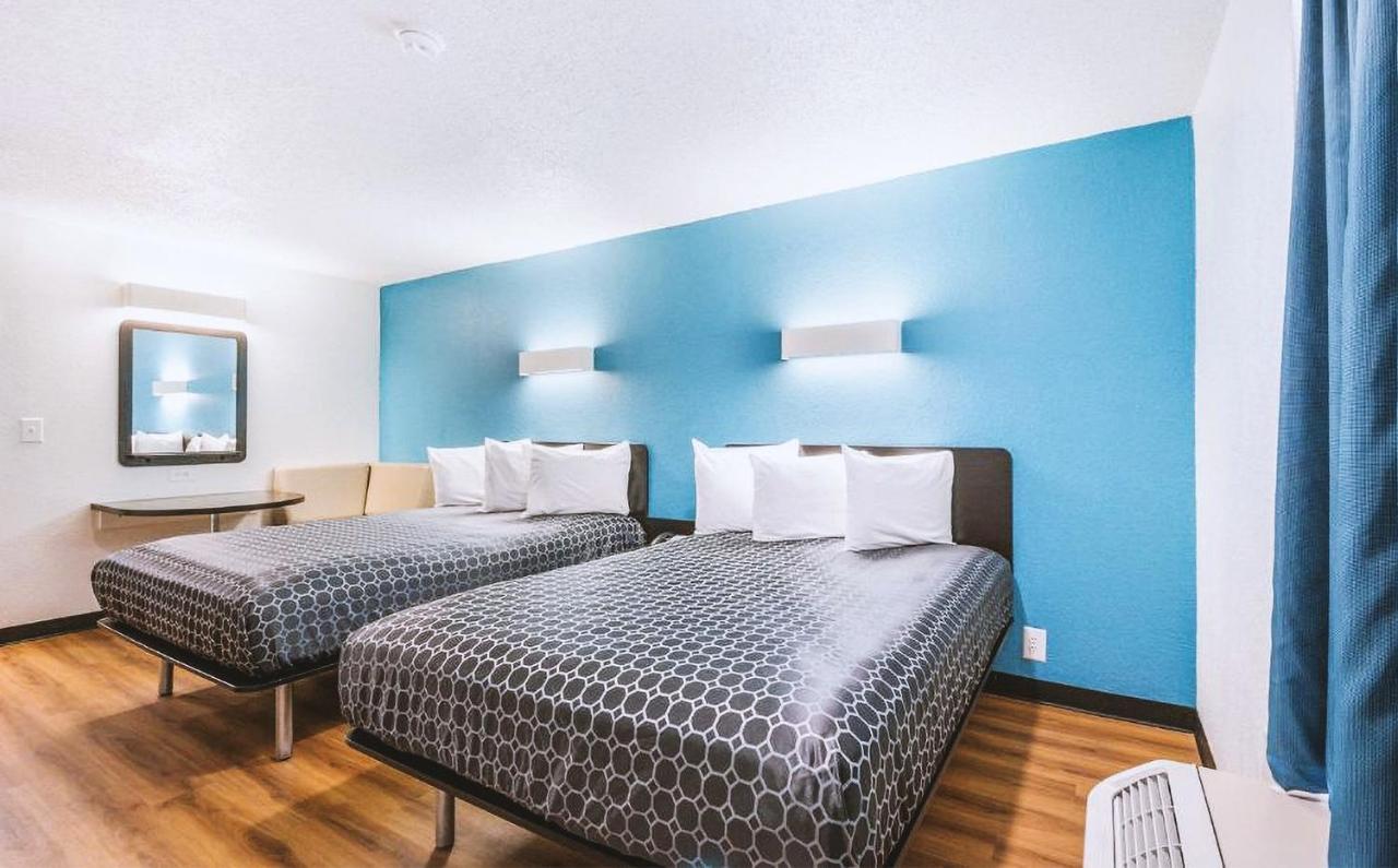 Sky Palace Inn & Suites By Jasper Beeville Bagian luar foto