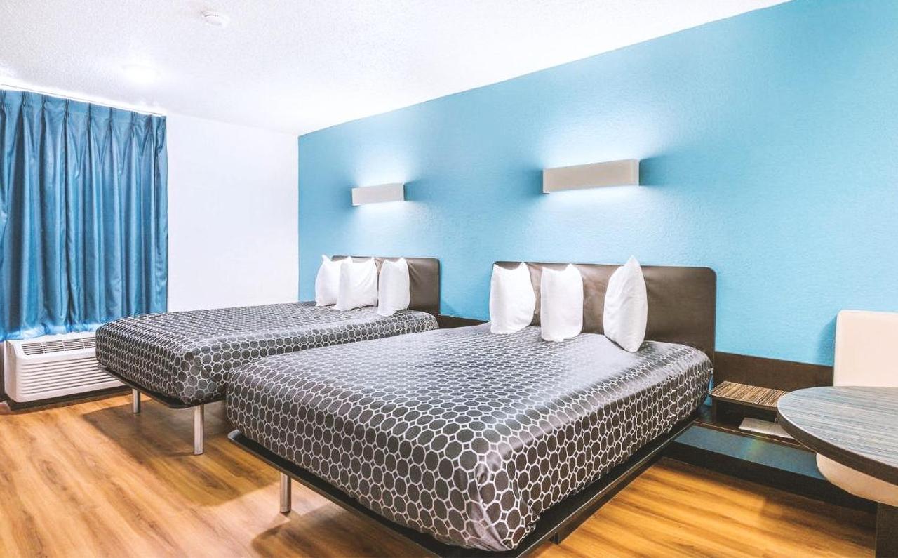 Sky Palace Inn & Suites By Jasper Beeville Bagian luar foto