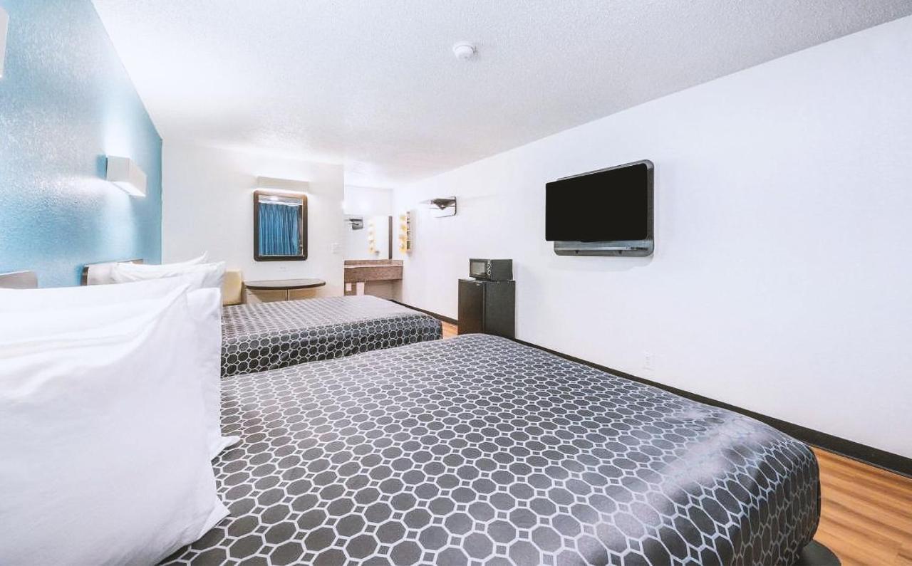 Sky Palace Inn & Suites By Jasper Beeville Bagian luar foto