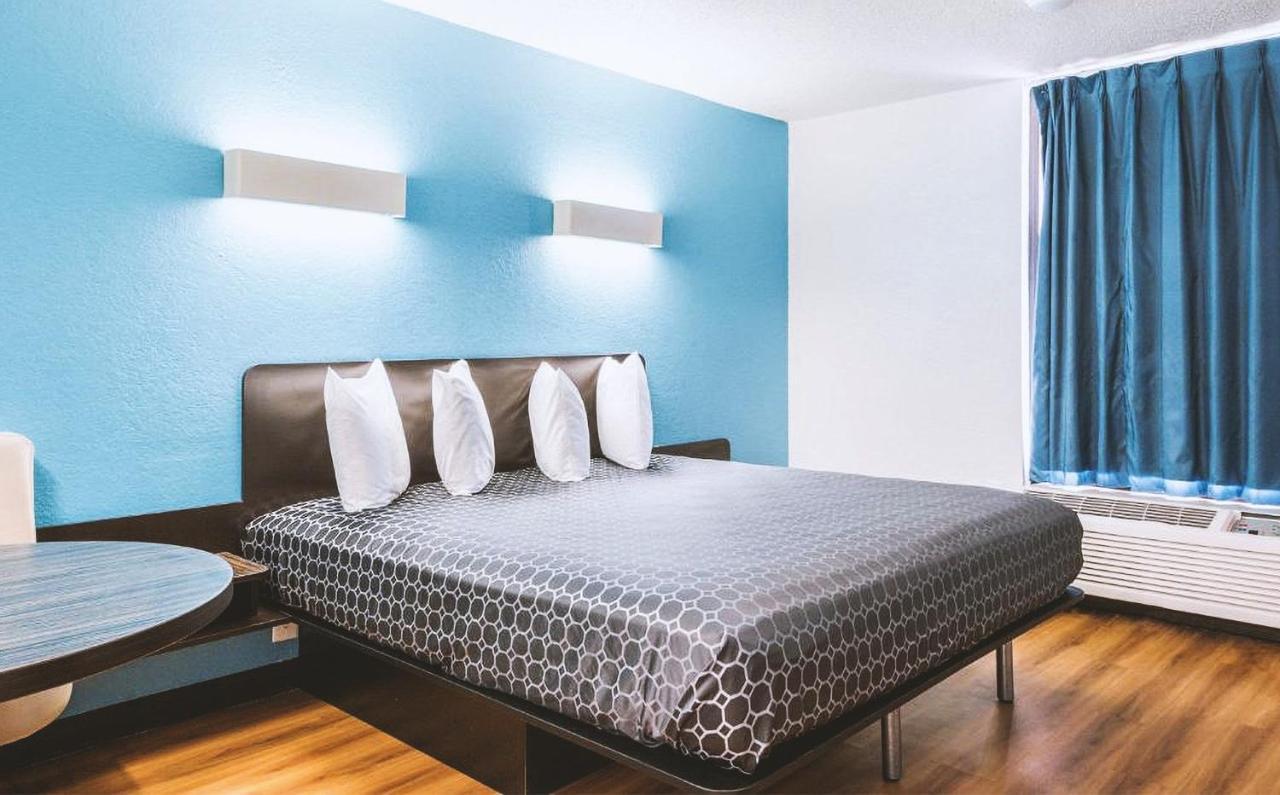Sky Palace Inn & Suites By Jasper Beeville Bagian luar foto