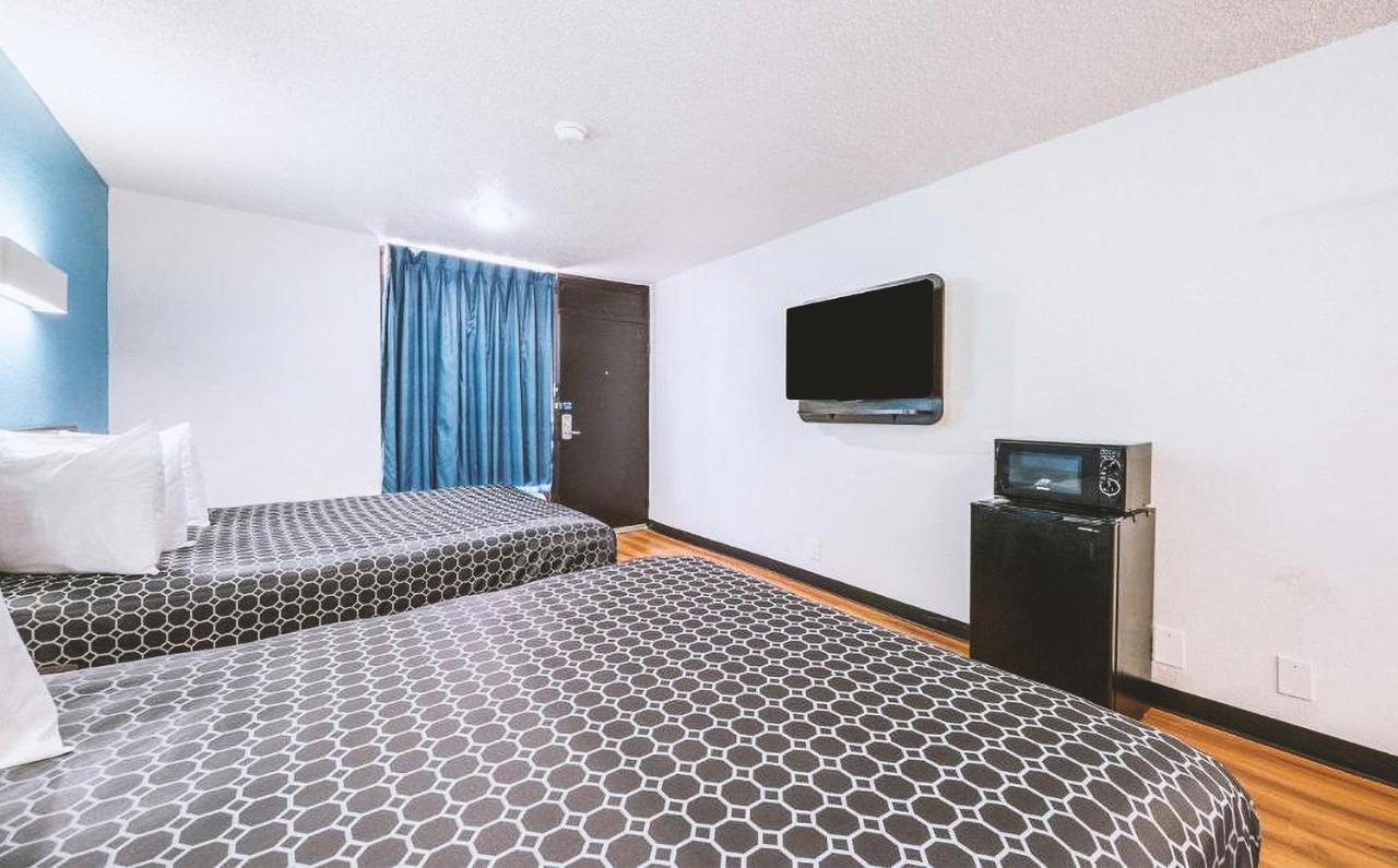 Sky Palace Inn & Suites By Jasper Beeville Bagian luar foto