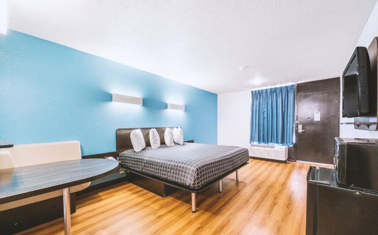 Sky Palace Inn & Suites By Jasper Beeville Bagian luar foto