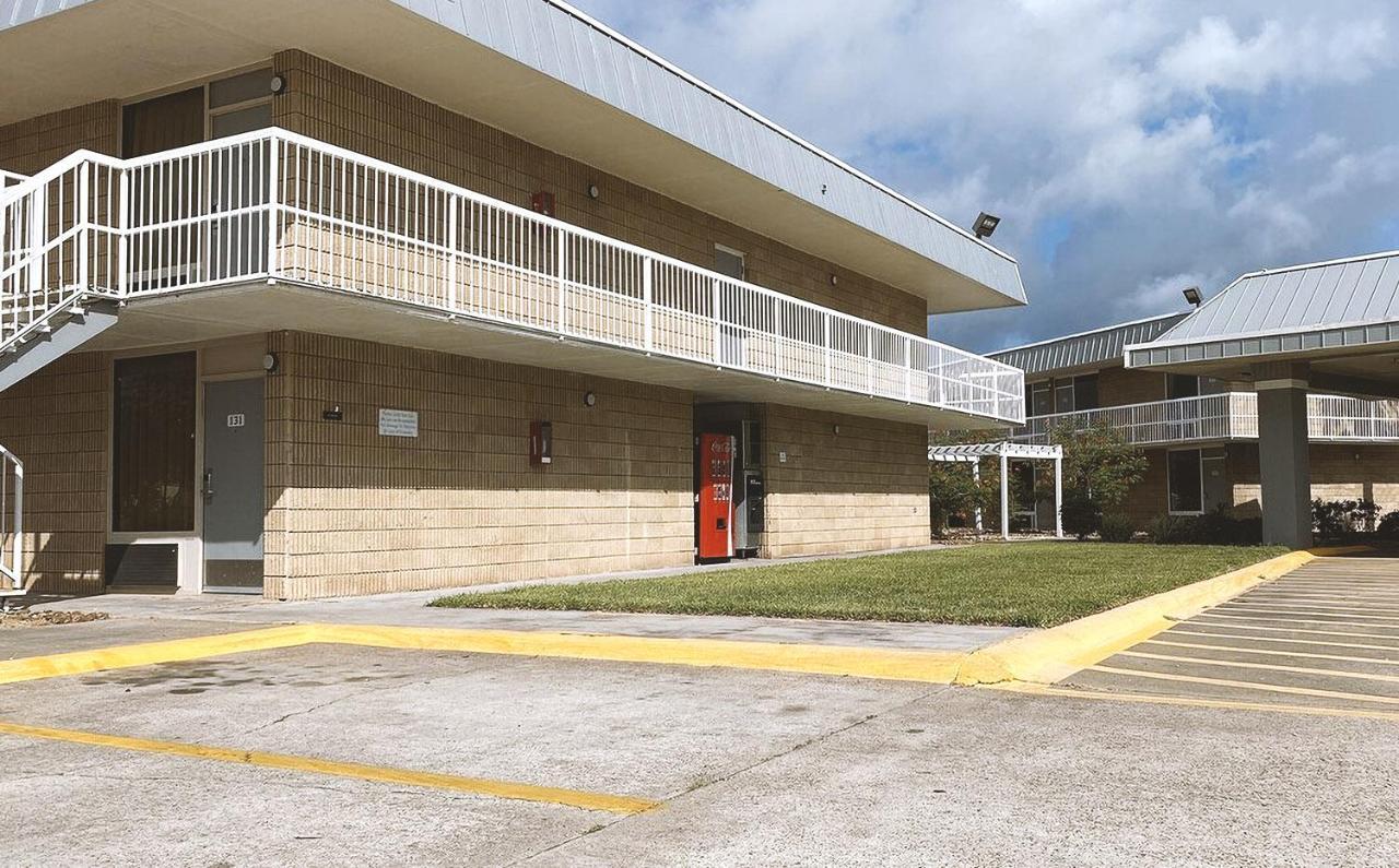 Sky Palace Inn & Suites By Jasper Beeville Bagian luar foto