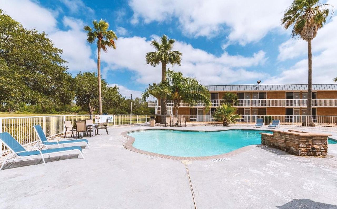 Sky Palace Inn & Suites By Jasper Beeville Bagian luar foto