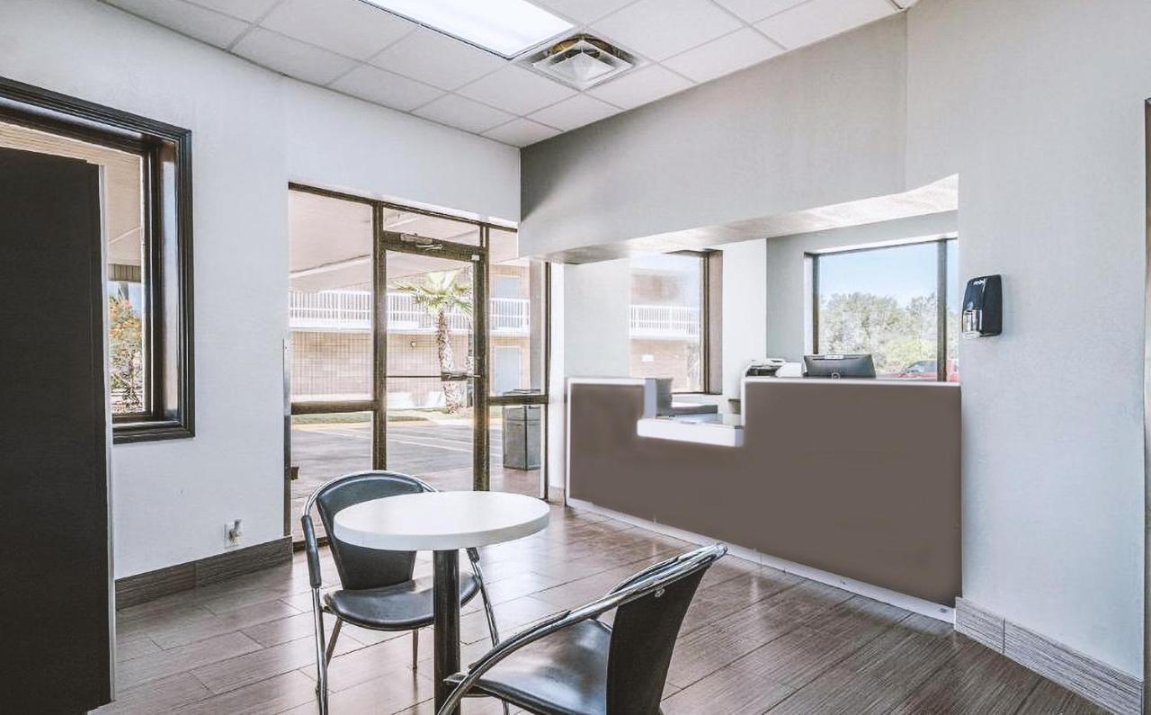 Sky Palace Inn & Suites By Jasper Beeville Bagian luar foto
