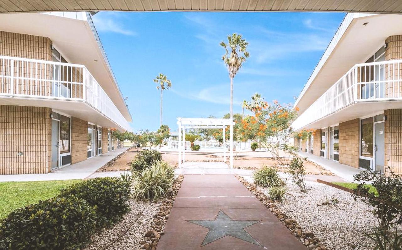Sky Palace Inn & Suites By Jasper Beeville Bagian luar foto