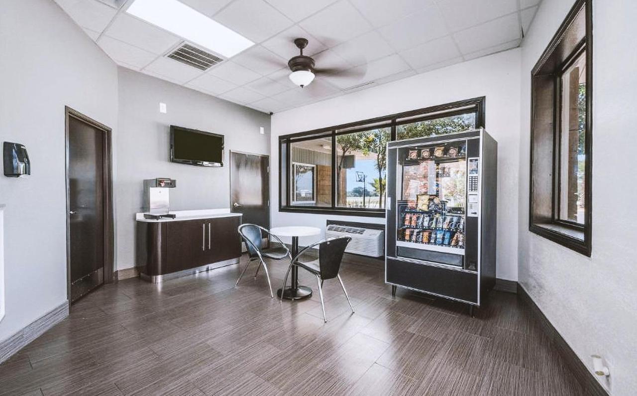 Sky Palace Inn & Suites By Jasper Beeville Bagian luar foto
