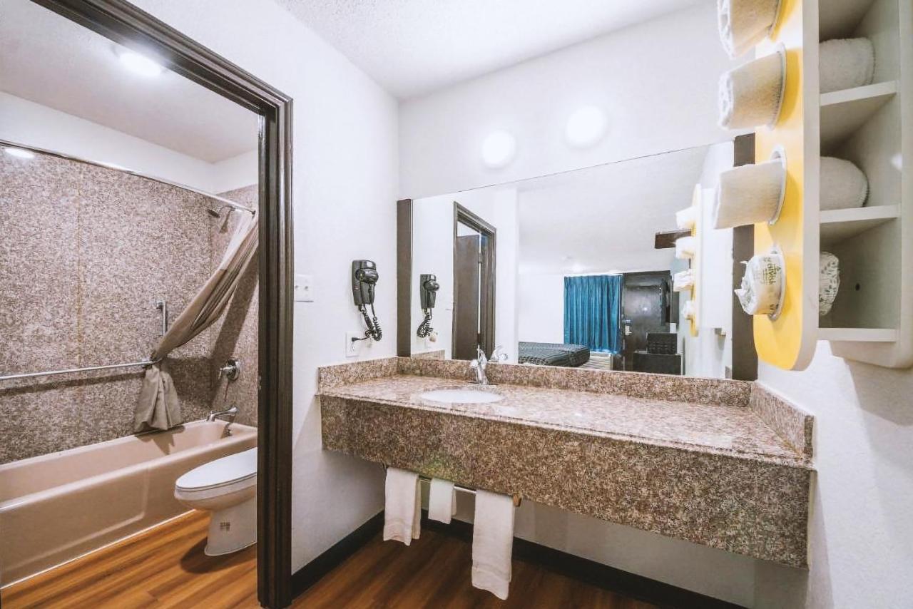 Sky Palace Inn & Suites By Jasper Beeville Bagian luar foto
